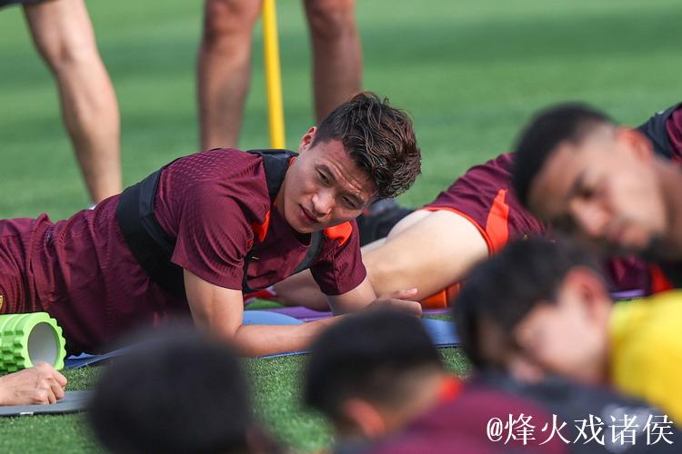 国足重庆公开训练热度不减 战巴林阵容将有较大变化